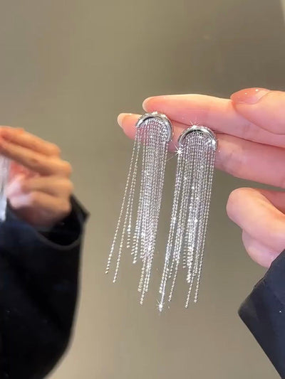 Gebogene Starlight Quasten-Ohrringe