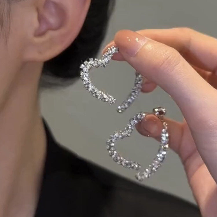 Funkelnde Herz-Ohrringe