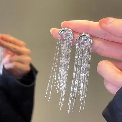 Gebogene Starlight Quasten-Ohrringe