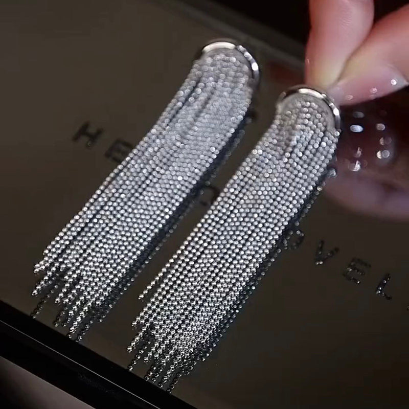 Gebogene Starlight Quasten-Ohrringe