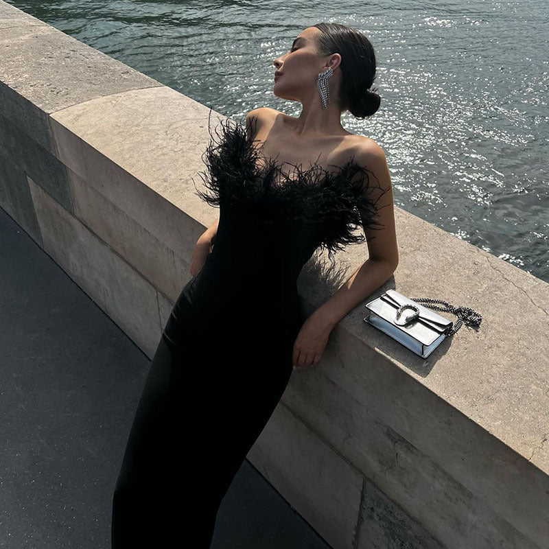 Viviana - Schwarzes Maxikleid mit schulterfreiem Ausschnitt und Federverzierung