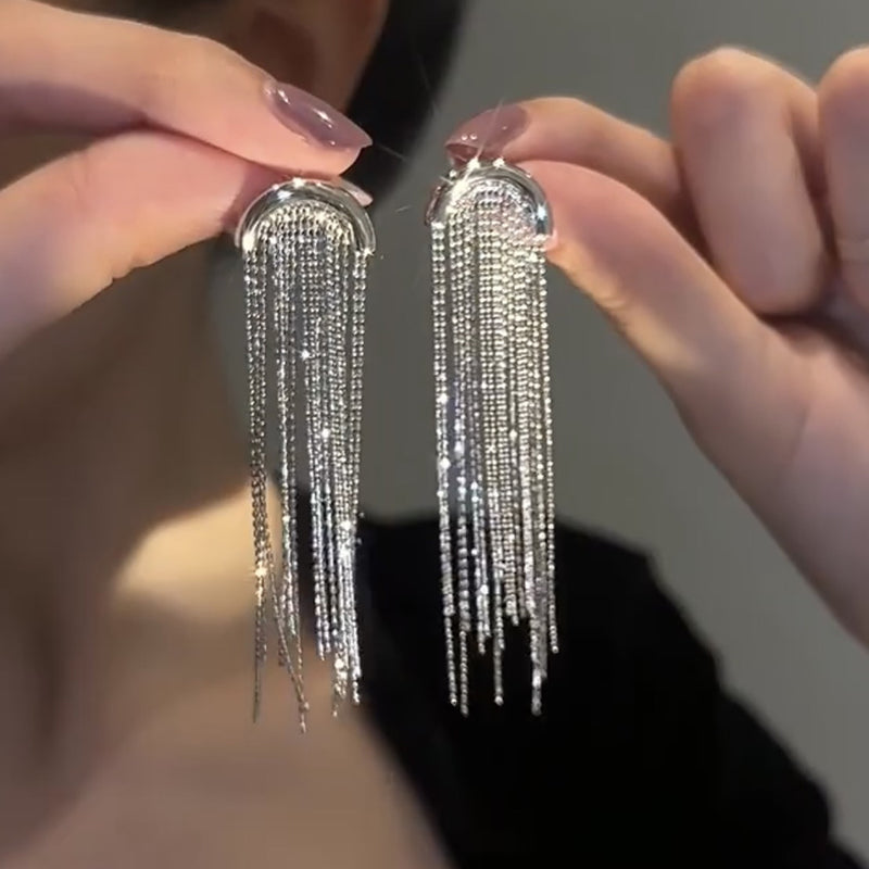 Gebogene Starlight Quasten-Ohrringe