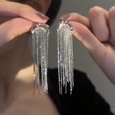 Gebogene Starlight Quasten-Ohrringe