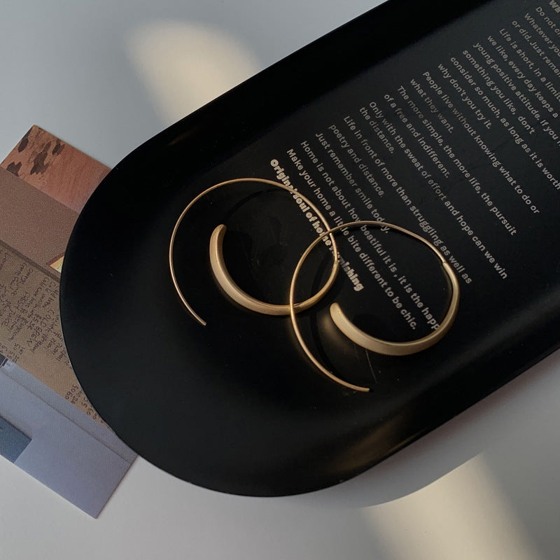 Große geschwungene Ohrringe