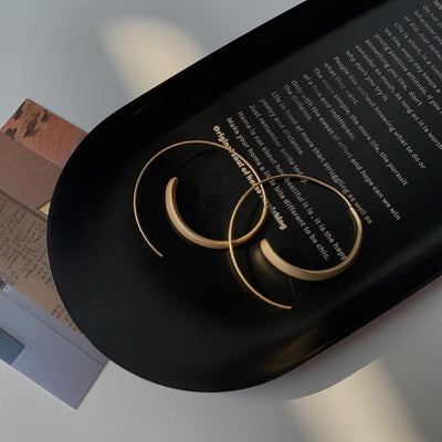 Große geschwungene Ohrringe