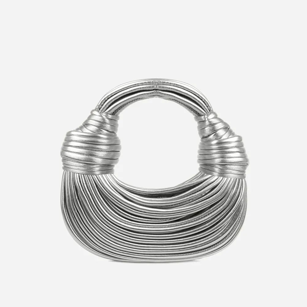 Luxuriöse goldfarbene Tasche mit skulpturalem Griff