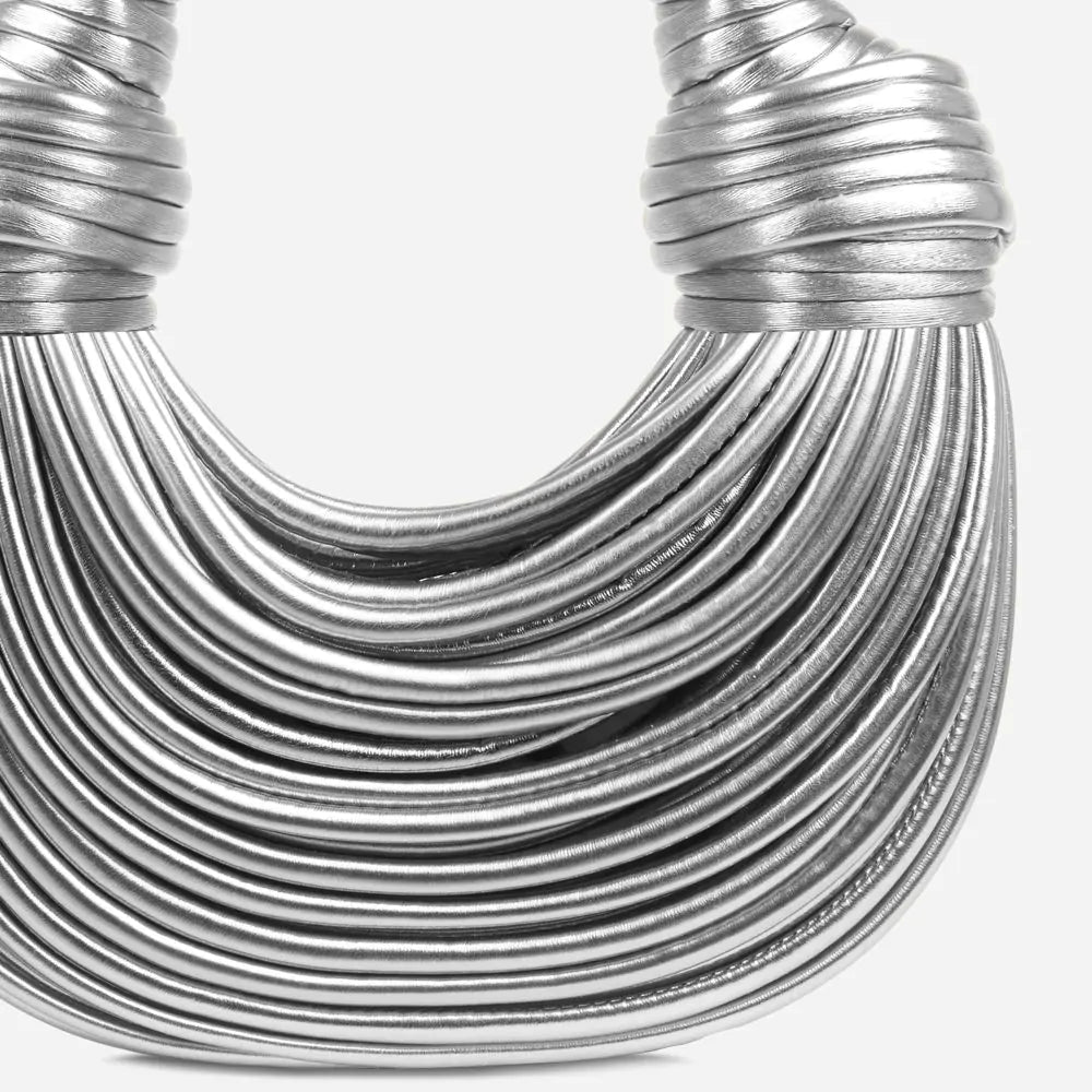 Luxuriöse goldfarbene Tasche mit skulpturalem Griff