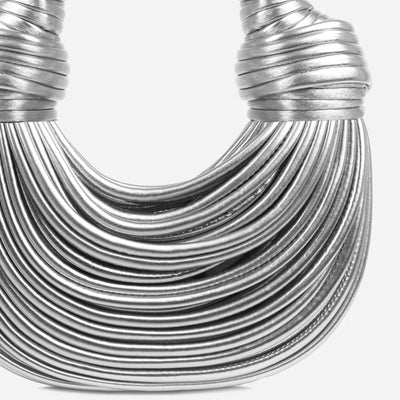 Luxuriöse goldfarbene Tasche mit skulpturalem Griff