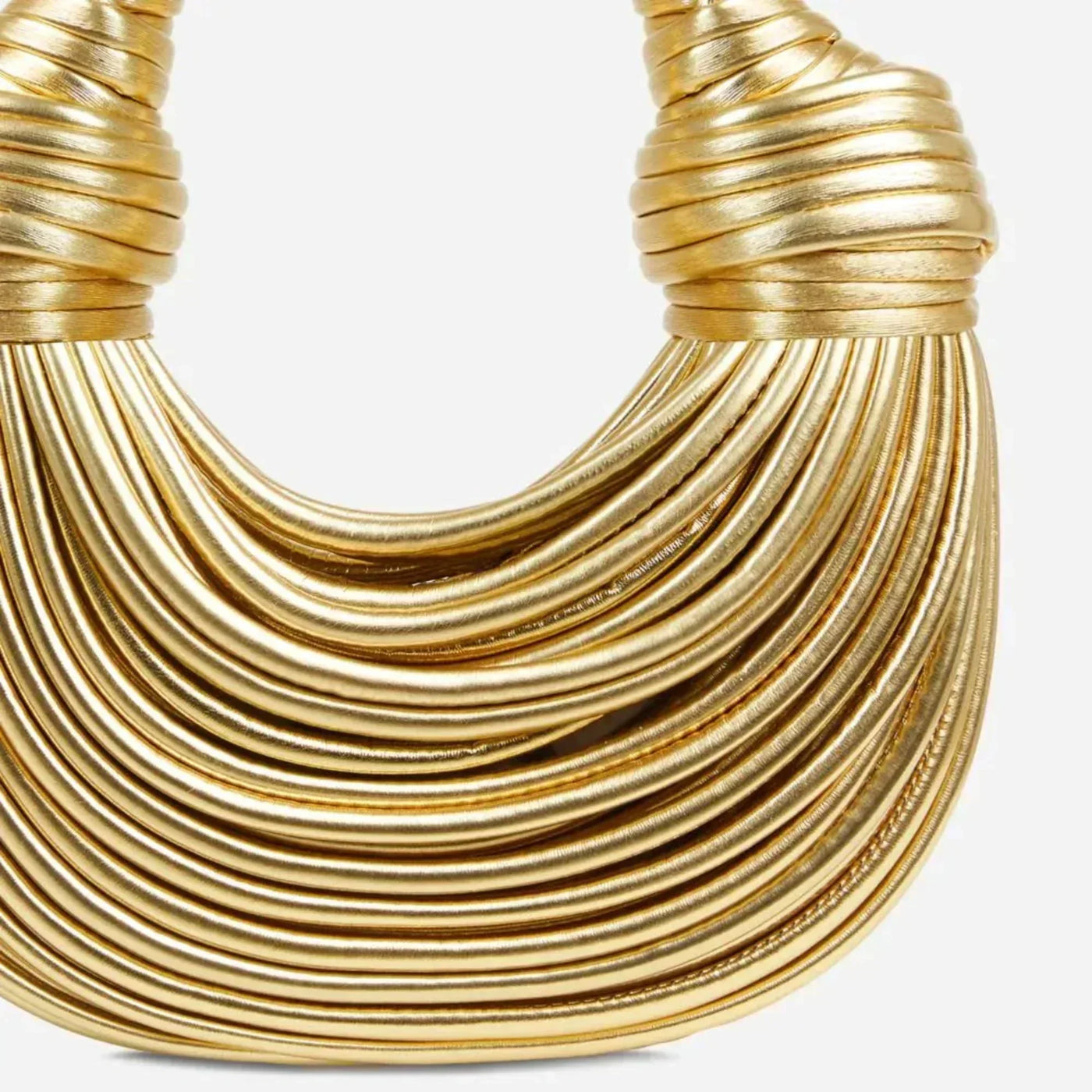 Luxuriöse goldfarbene Tasche mit skulpturalem Griff