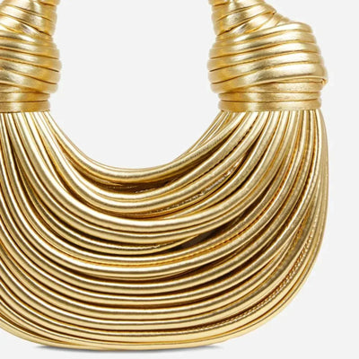 Luxuriöse goldfarbene Tasche mit skulpturalem Griff