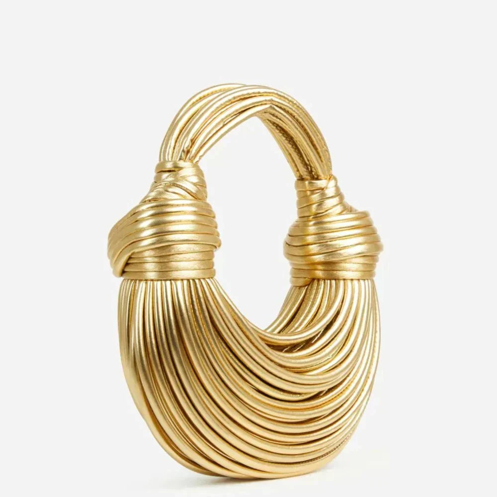 Luxuriöse goldfarbene Tasche mit skulpturalem Griff