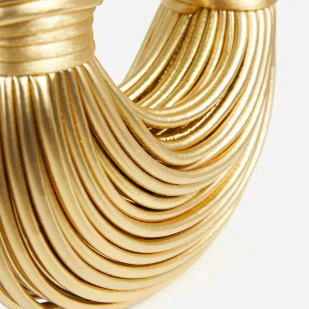 Luxuriöse goldfarbene Tasche mit skulpturalem Griff