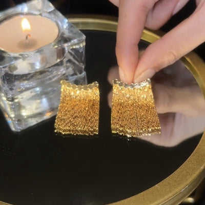 Lange Ohrringe mit geschwungenem Stab und Quaste