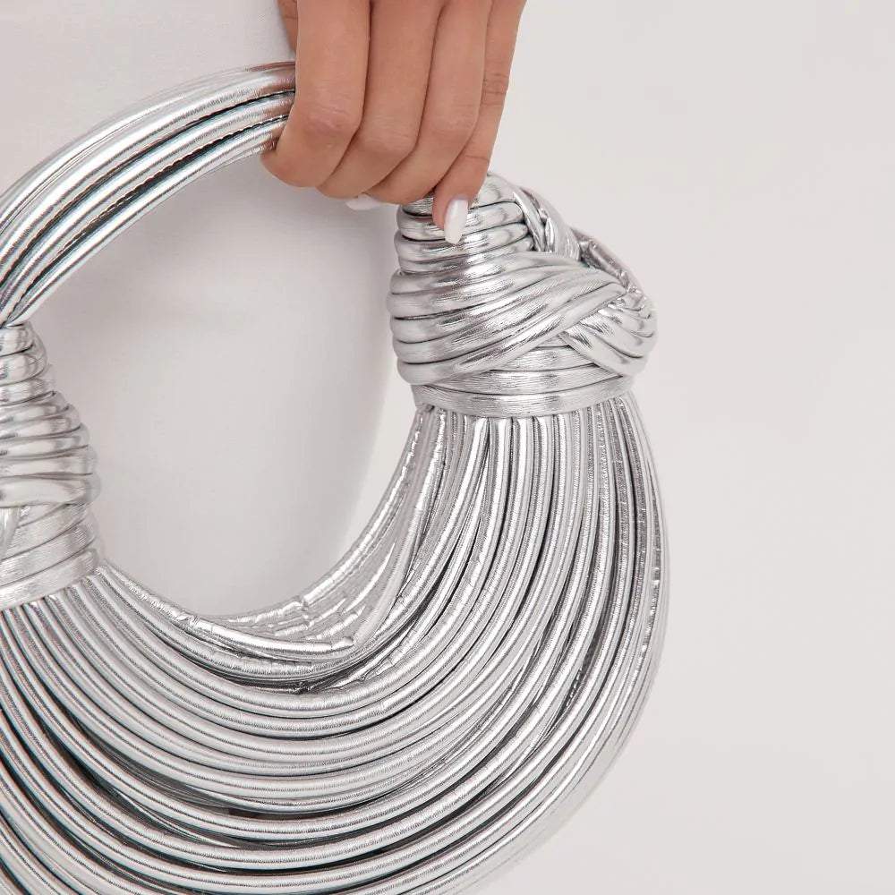 Luxuriöse goldfarbene Tasche mit skulpturalem Griff