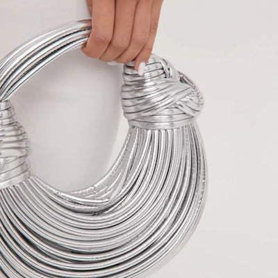 Luxuriöse goldfarbene Tasche mit skulpturalem Griff