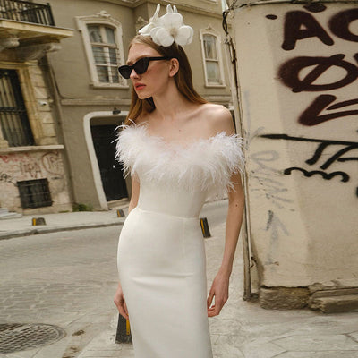 Viviana - Schwarzes Maxikleid mit schulterfreiem Ausschnitt und Federverzierung