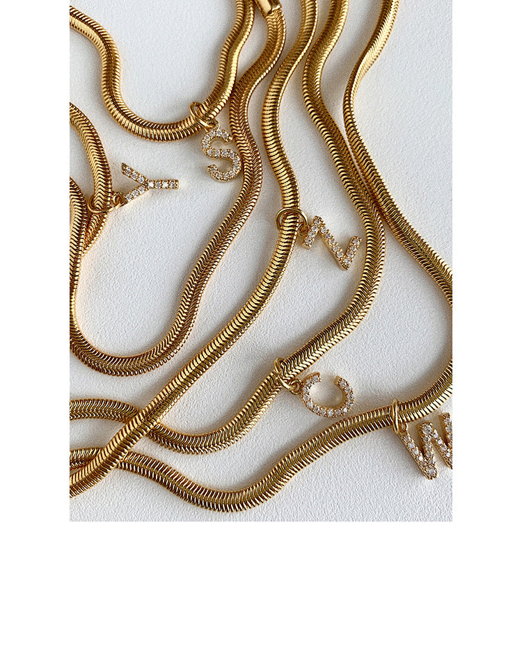 Halskette mit Buchstaben im französischen Stil