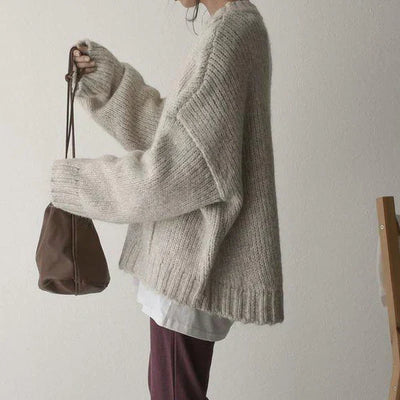 Übergroßer pullover mit elfenbeinfarbener vordertasche und großen, tiefen taschen für damen