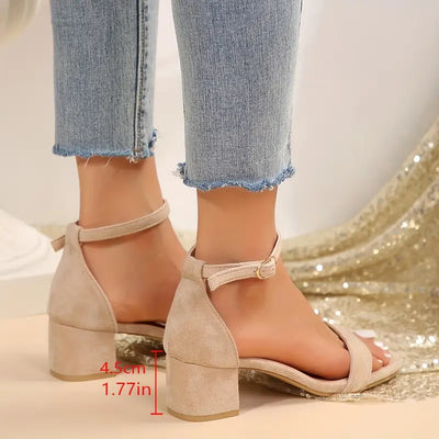 Daphira – Elegante Wildledersandalen mit niedrigem Blockabsatz