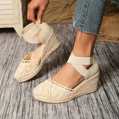 Nessa – Elegante Keilsandaletten mit Häkelspitze