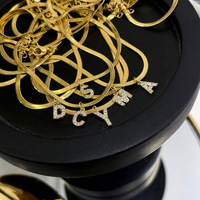 Halskette mit Buchstaben im französischen Stil