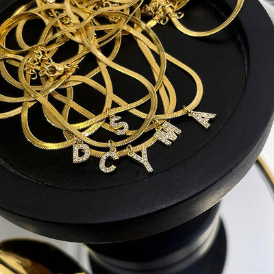 Halskette mit Buchstaben im französischen Stil