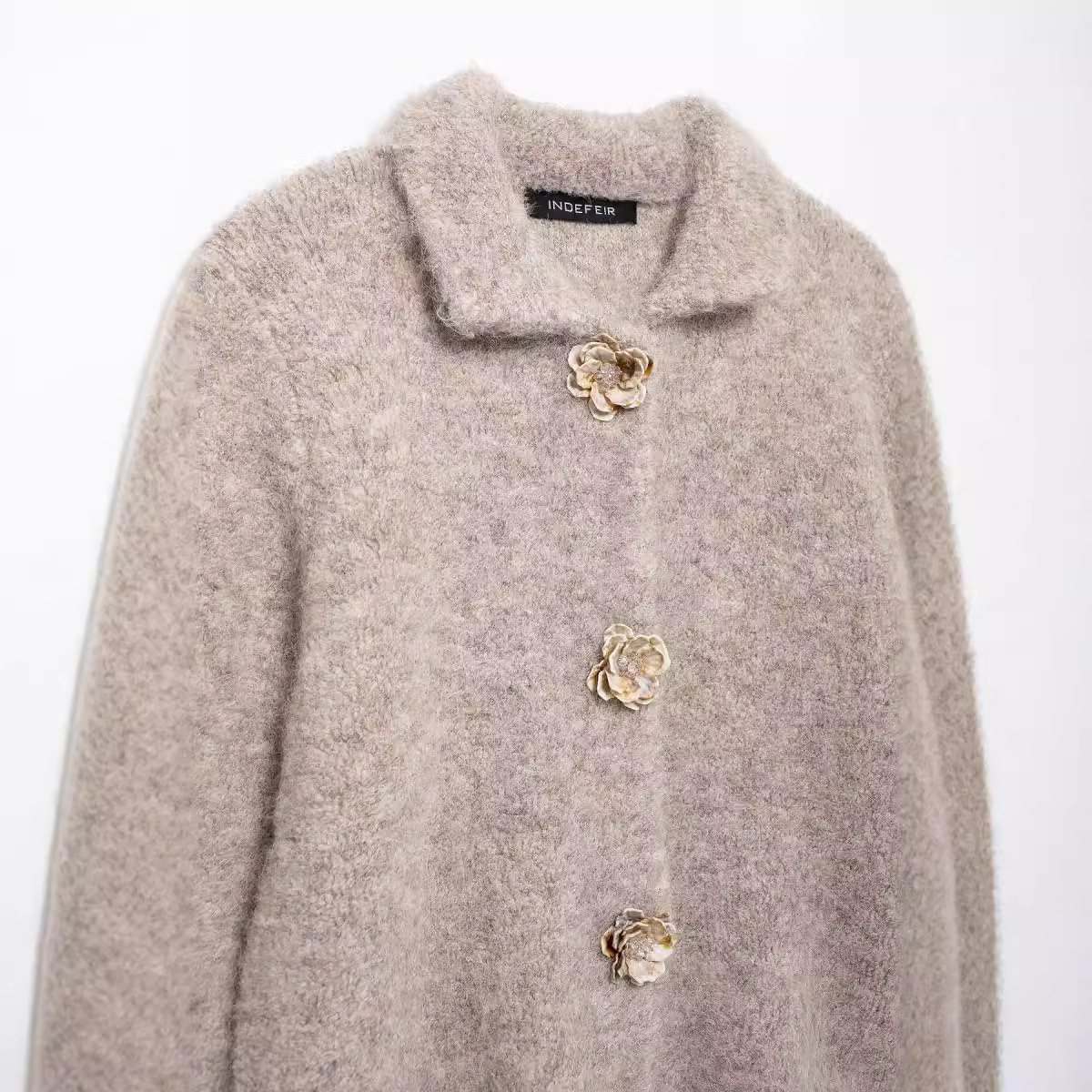 Kristine - Modischer Strickmantel mit Blumenknöpfen