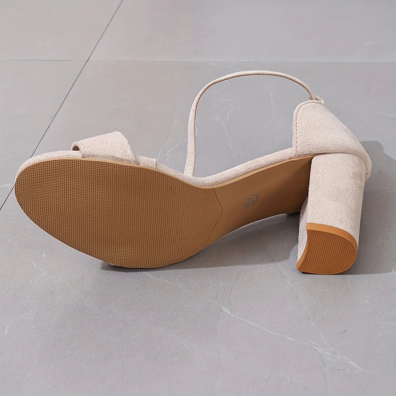 Norivelle – Minimalistische Wildleder-Sandalen mit Blockabsatz