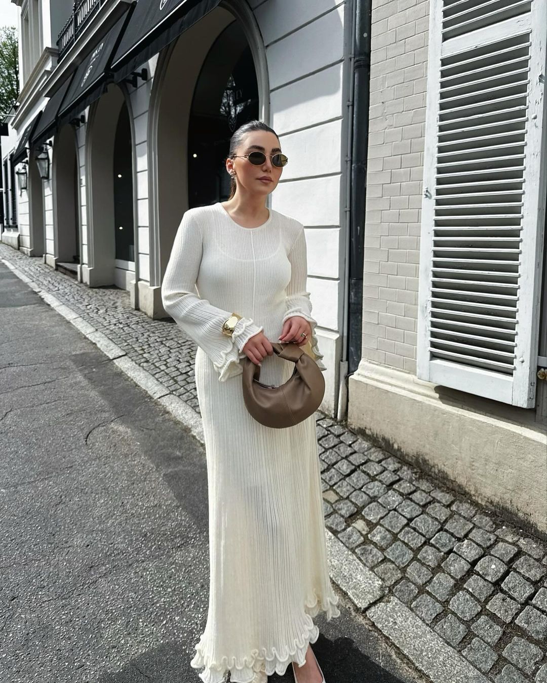 Teresa - Gerafftes langes Kleid mit Rüschen und raffiniertem Stil