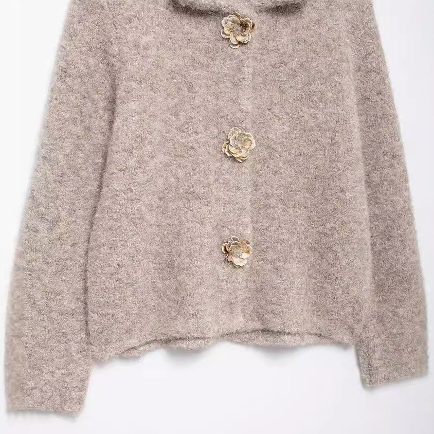 Kristine - Modischer Strickmantel mit Blumenknöpfen