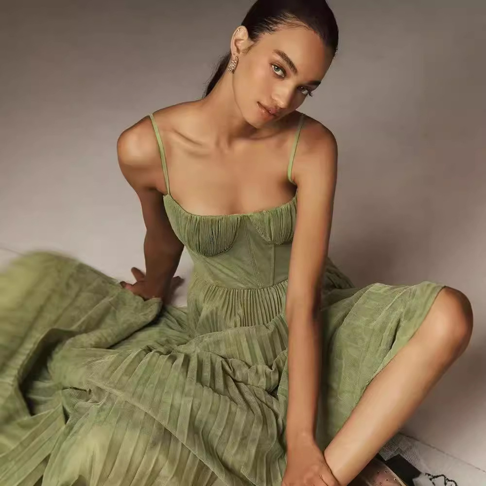 Elina - Plissiertes Maxikleid mit schmalen Trägern und elegantem Schnitt