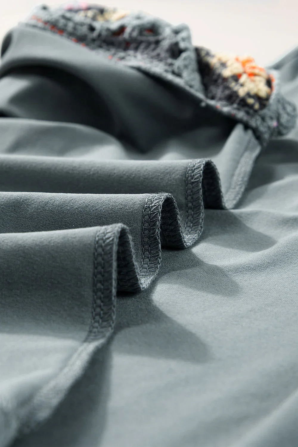 Nerelith – Stilvolles Patchwork-T-Shirt mit Häkelärmeln