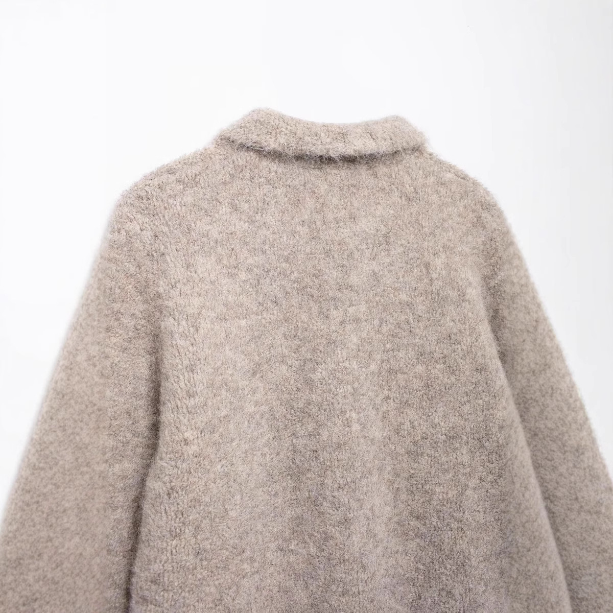 Kristine - Modischer Strickmantel mit Blumenknöpfen