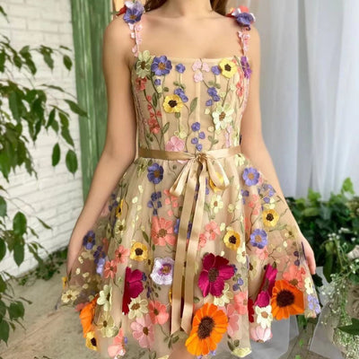 Brisa | Sommerkleid mit geprägter Blumenstickerei