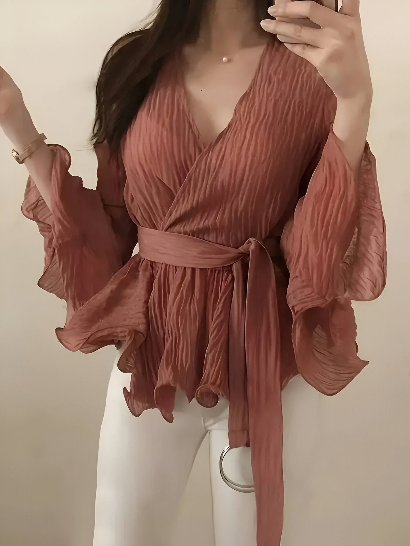 Nicolina | Elegante V-Ausschnitt-Bluse mit Schleife und Rüschen