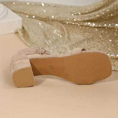 Daphira – Elegante Wildledersandalen mit niedrigem Blockabsatz