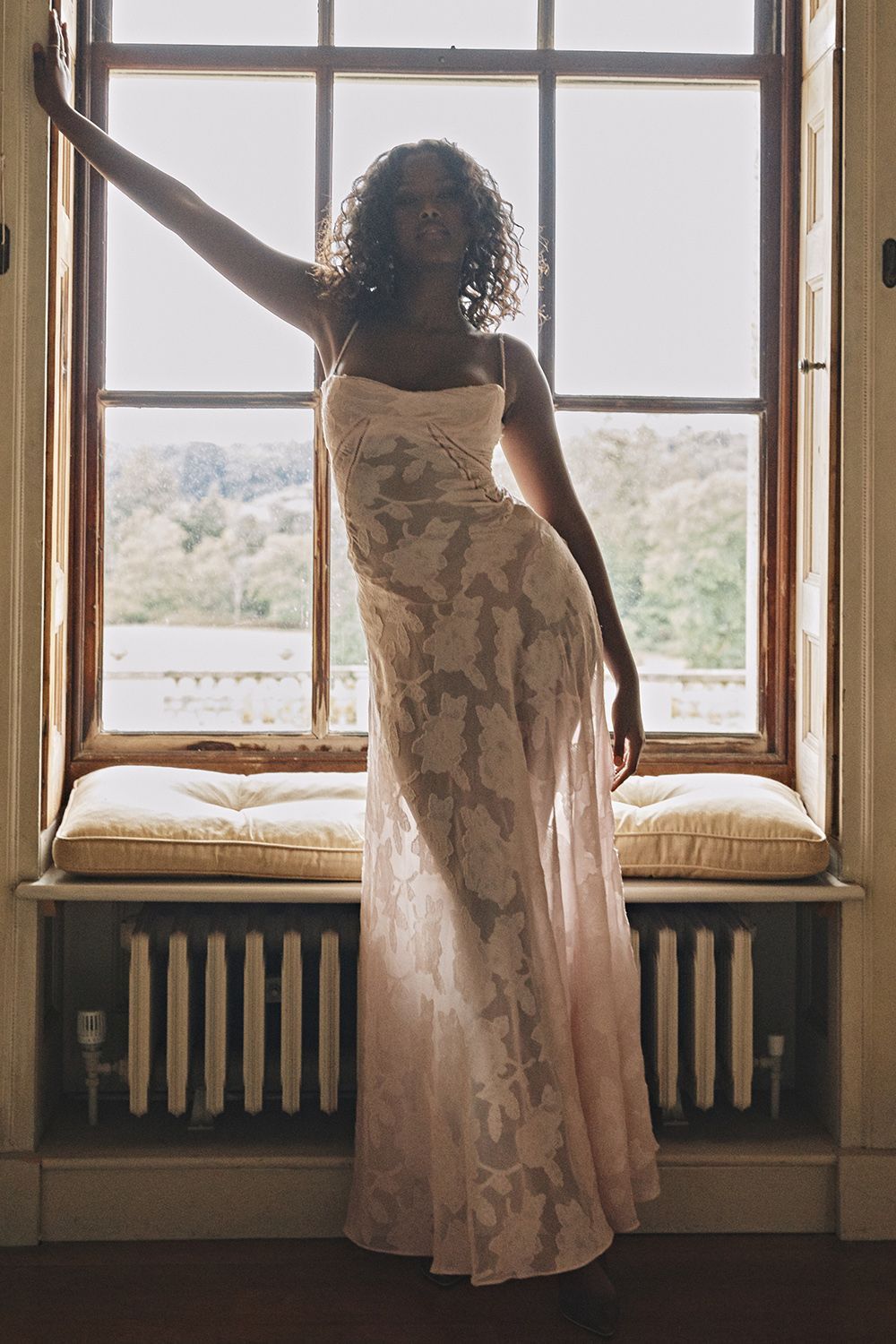 Chandrina - Transparentes Partykleid aus geblümter Spitze