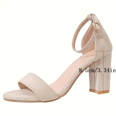 Sorami – Elegante Wildleder-Sandalen mit Blockabsatz und Knöchelriemen