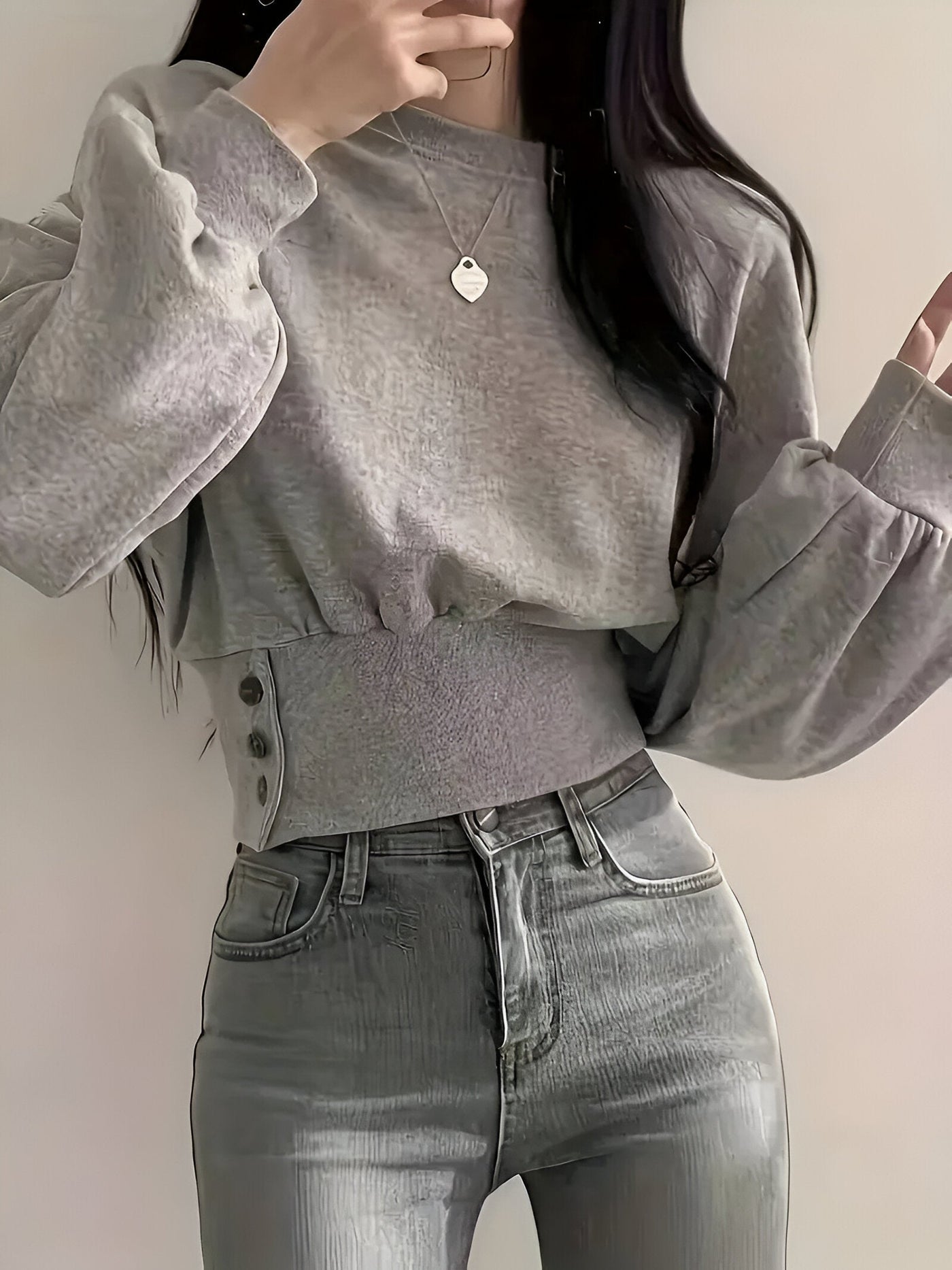 Gudrun | Lässiger Luxus: Elegantes T-Shirt in Uni-Farbe mit Knopfdetail