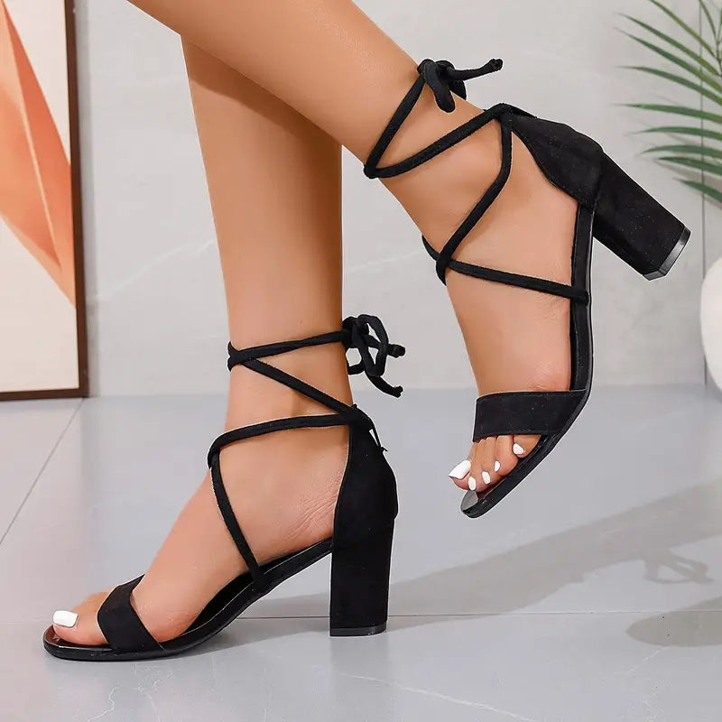 Veyani – Wildleder-Sandalen mit Blockabsatz und Knöchelriemen