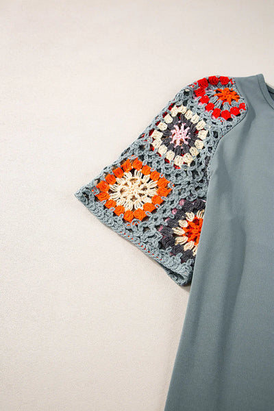 Nerelith – Stilvolles Patchwork-T-Shirt mit Häkelärmeln