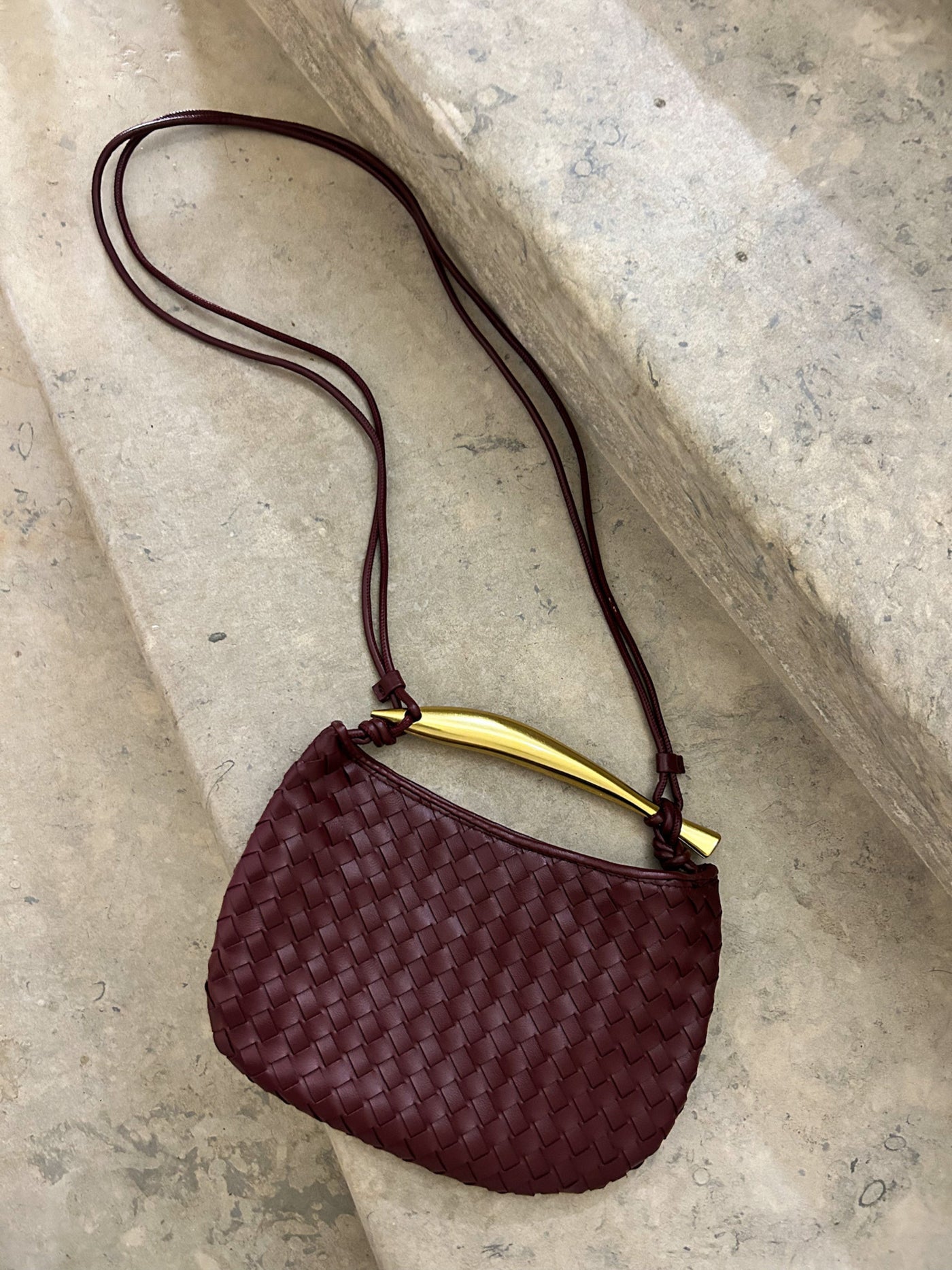Bianca Luxe Strukturierte Woven Tasche Mit Goldfarbenem Griff Und Schulterriemen