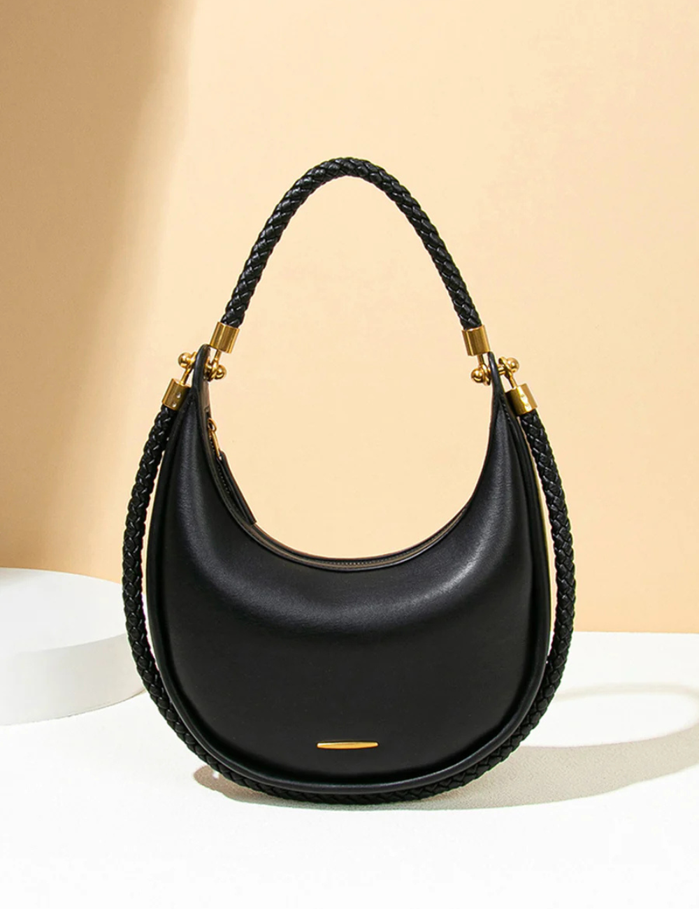 Tasche mit geflochtenem Halbmondgriff