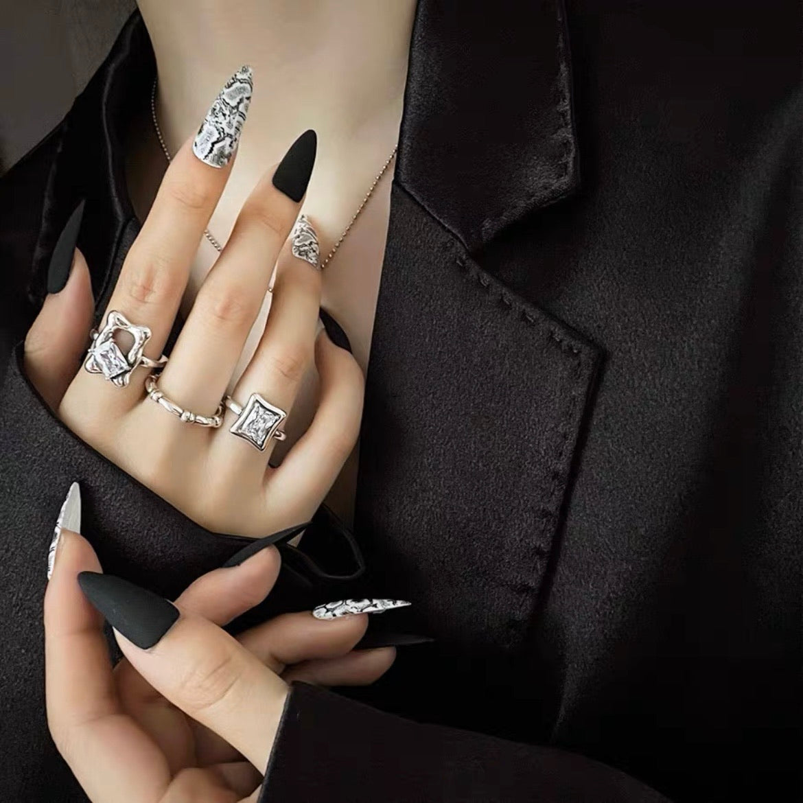 Unregelmäßiger Zirkonia-Ring