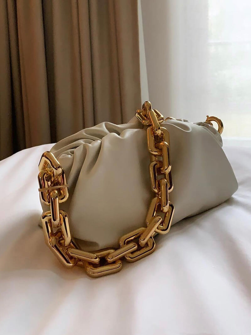Lederclutch mit goldener Kette