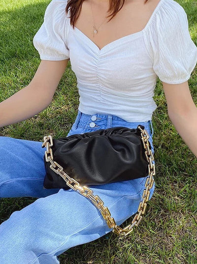 Lederclutch mit goldener Kette