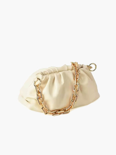 Lederclutch mit goldener Kette
