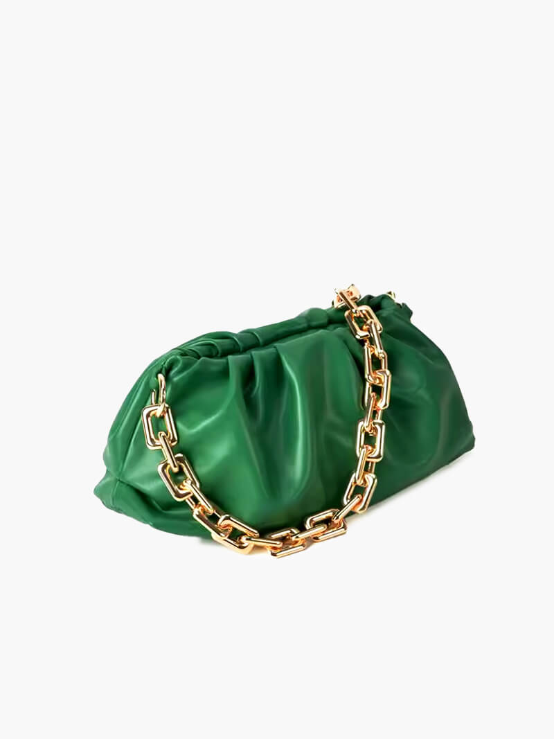 Lederclutch mit goldener Kette