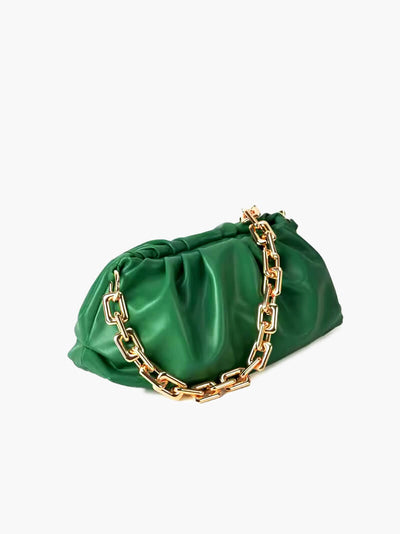 Lederclutch mit goldener Kette