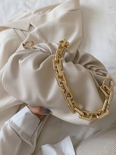 Lederclutch mit goldener Kette